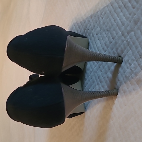 Steve Madden Girl LUCKIE Black Canvas Pump, 6.5 - MSRP $59 - Picture 5 of 8